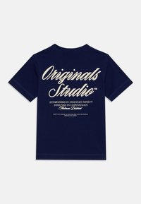 Tamsiai mėlynas trumpomis rankovėmis marškinėliai, pagaminti iš medvilnės, su užrašu kremine spalva nugarinėje pusėje, kurioje yra "Originals Studio" ir papildoma teksto informacija.