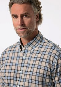 Camicia button-up in beige, blu e nero a quadri; presenta un colletto e chiusura con bottoni, realizzata in un tessuto testurizzato.