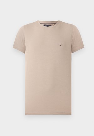 Beige T-shirt met korte mouwen van zachte katoen, met een ronde hals en een klein logo op de linkerborst. Eenvoudig en minimalistisch ontwerp.