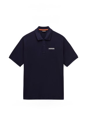 Μπλε ναυτικού τύπου πόλο με κοντά μανίκια, δύο κουμπιά και μικρό λευκό λογότυπο στο αριστερό στήθος.