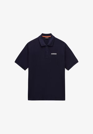 Granatowa koszulka polo z krótkim rękawem, z zapięciem na dwa guziki i małą białą naszywką z logo na lewej piersi.
