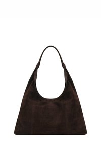Bolso de hombro de ante marrón con una correa ancha, cuerpo grande y abertura superior curva. Presenta una textura suave y un diseño minimalista.