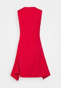 Röd ärmlös klänning med hög halsringning, dragkedja bak och asymmetrisk fåll. Tillverkad av ett mjukt tyg med enfärgad design.