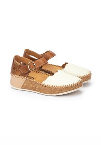 Zapatos de cuero marrón y sintético blanco con una cuña de corcho, que presentan un diseño con volantes y una correa ajustable con una hebilla de metal.