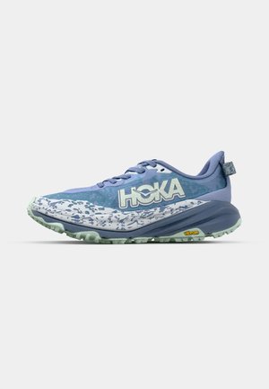 Zapatilla de correr ligera en tonos azules, con un upper de malla texturizada, audaz logo de HOKA y una suela robusta de Vibram para agarre.