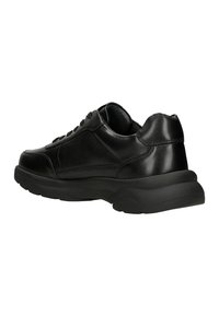 Černá kožená sportovní bota s kulatou špičkou, texturovanou černou podrážkou a tradičním šněrovacím designem. Obsahuje hladký povrch a polstrovaný límec.