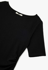 Schwarzes Kurzarmoberteil aus strukturiertem Stoff, mit Rundhalsausschnitt und Raffung an der Seite. Einfaches und vielseitiges Design.