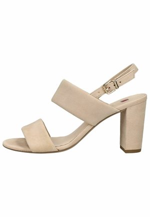 Beige ruskind åben tå sandal med to brede remme, justerbart ankelspænde og chunky høje hæle.