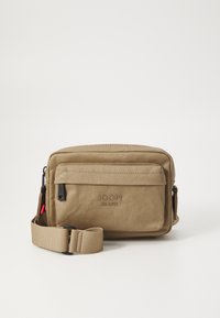 Borsa a tracolla beige realizzata in tessuto resistente, dotata di un scomparto principale con zip, tasca frontale, tracolla regolabile e logo impresso.