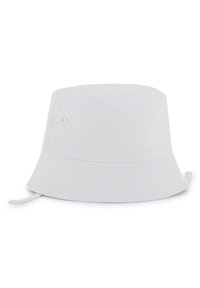 Bijela platnena kapa sa širokim obodom koji se spušta prema dolje i okruglom krunom. Uključuje bočne otvore za ventilaciju.