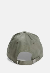 Verstelbare olijfgroene baseballcap gezien vanachter met stoffen band en metalen gesp sluiting.