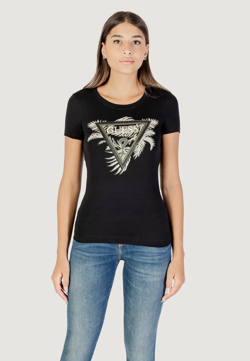 Maglietta nera aderente a maniche corte, con un design grafico triangolare in verde e bianco e il logo "GUESS" al centro.