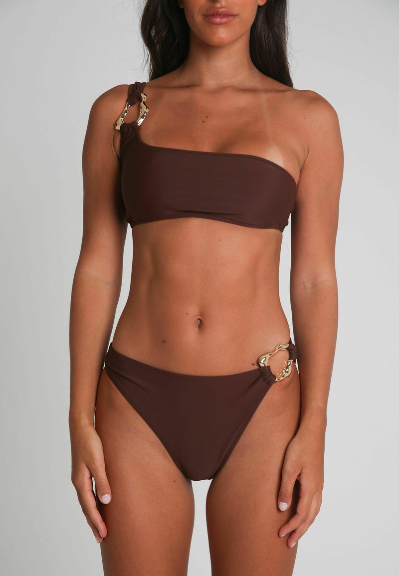 Brun bikini-set med en axelbandsöverdel och matchande underdelar. Har guldfärgade detaljer, slät textur och en enkel design.