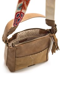 Borsa a tracolla in pelle marrone con superficie strutturata, chiusura a zip, fodera a pois e tracolla ricamata con accenti floreali colorati.