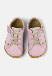 Scarpe in pelle rosa con punta arrotondata, lacci beige e suola in gomma. Il design presenta dettagli di cucitura e un piccolo etichetta del marchio.