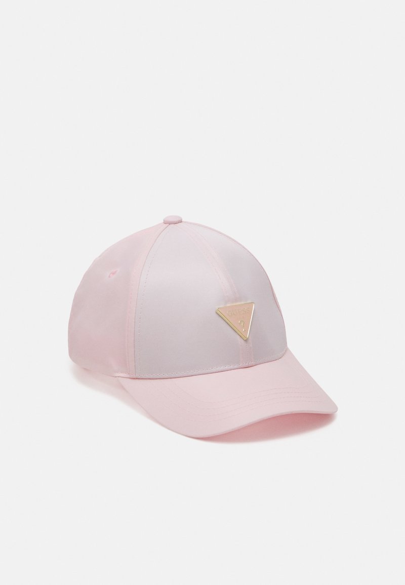 Casquette de baseball rose clair avec une plaque de logo doré triangulaire sur la face avant, présentée sur un fond blanc uni.