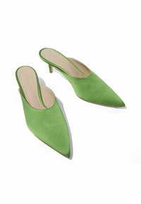 Zelene slingback cipele s oštrim vrhom i satenskim završetkom, s niskom petom i elegantnim dizajnom. Glatka tekstura i otvorena stražnja strana.