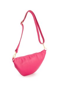 Rosa Leder-Crossbody-Tasche mit kurvenförmigem Design, ausgestattet mit einer strukturierten Oberfläche, verstellbarem Tragriemen und goldfarbenen Hardware-Details.