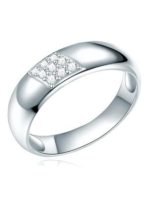 Anillo de bodas de plata con un acabado pulido, que presenta un grupo de pequeños diamantes redondos incrustados en un lado. Forma suave y redondeada.