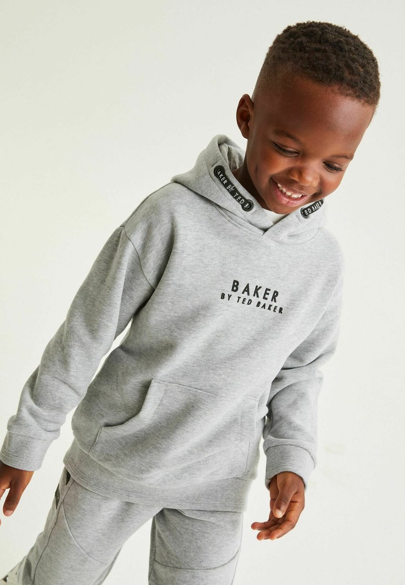 Grijze hoodie met een kangoeroezak, voorzien van een zwart "BAKER by TED BAKER" logo op de borst en een merkaccent op de capuchon.