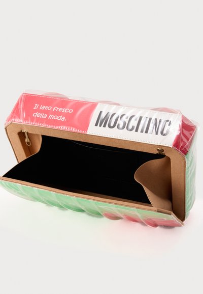 Ορθογώνια τσάντα χειρός Moschino με διαφανές πλαστικό κάλυμμα, κόκκινο και πράσινο σχέδιο, καφέ εσωτερικό και κλείσιμο με φερμουάρ.