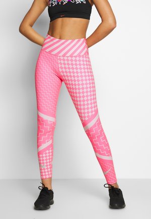 Leggings roses ornés de motifs géométriques : zigzags, carreaux et rayures. Fabriqués en matériau extensible, avec un design taille haute et des accents contrastants.