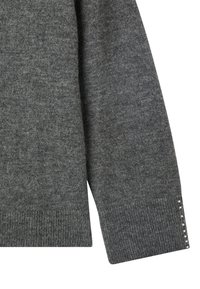 Szary dzianinowy sweter z ribbowym wykończeniem i mankietami, z ozdobnymi srebrnymi ćwiekami na boku mankietu. Miękka faktura.