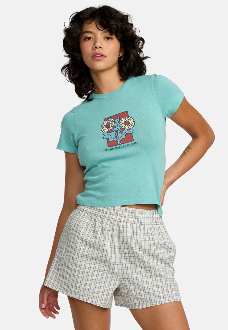 Turkusowy, krótki t-shirt z kwiatową grafiką i napisem, w komplecie z beżowymi szortami w jasnoniebieską kratę oraz elastycznym paskiem w talii.