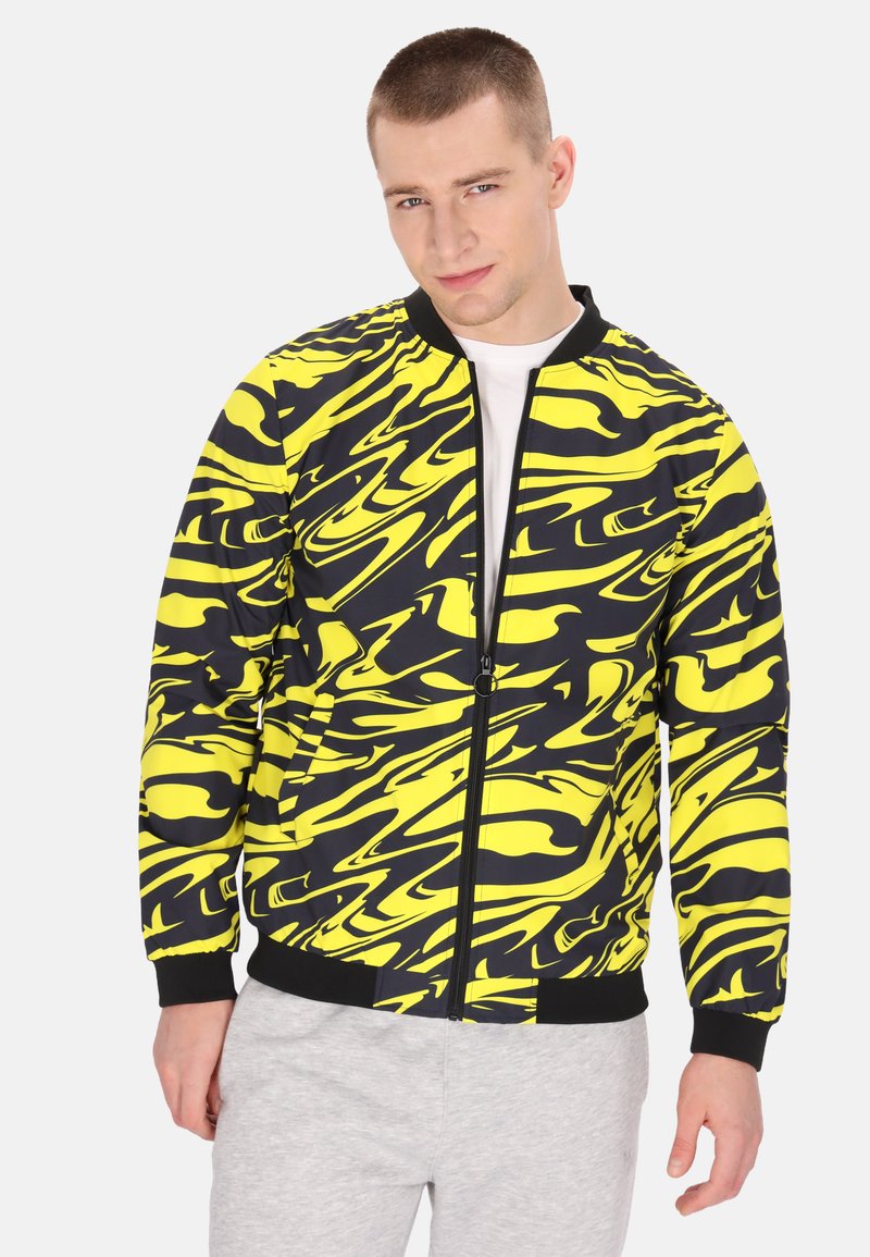 Giacca bomber gialla e nera con motivo a fantasia, con zip frontale, polsini e fondo a coste; realizzata in tessuto liscio con un design ondulato.