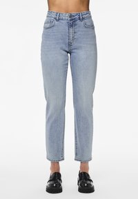 Jean bleu clair taille haute avec une coupe droite. Comprend des poches avant et une fermeture à bouton. Le matériau présente une légère décoloration et texture.