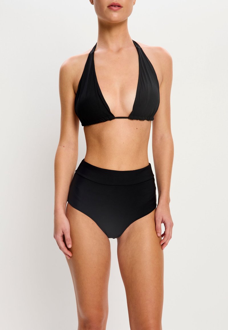 Ensemble de bikini noir comprenant un haut à halter avec un décolleté plongeant et un bas taille haute. Texture lisse, design minimaliste, sans motifs ni accessoires.