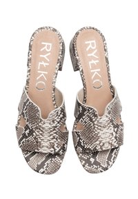 Sandały na obcasie z odkrytymi palcami w teksturowanym wzorze imitującym węża. Posiadają wycięcia, neutralne odcienie oraz markową wkładkę.