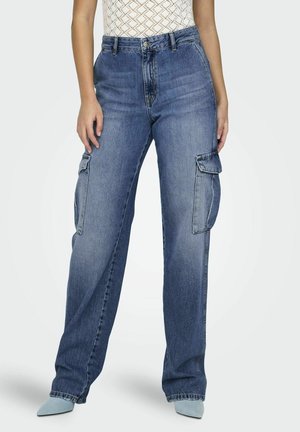 Lichtblauwe denim cargobroek met een hoge taille, rechte pijpen en dubbele frontzakken. Beschikt over een vervaagde was en subtiele stikseldetails.