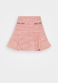 Falda de tweed roja y blanca con un diseño acampanado, que presenta dos botones decorativos y un detalle trenzado en la cintura.