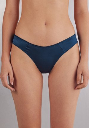 Bas de bikini bleu marine en satin lisse, avec une coupe taille basse, des bretelles latérales étroites et une finition sans couture.