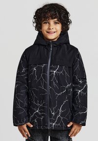 Giacca nera imbottita con motivo a fulmine bianco. Dotata di cappuccio, zip frontale completa e tasche laterali. Tessuto dalla texture liscia.