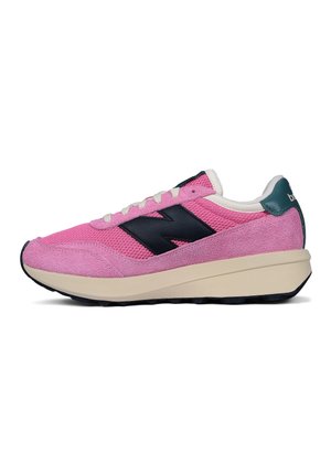 Pink og sort New Balance sneaker med mesh og ruskindsoverdel, hvide snørebånd, kraftig beige sål og grøn hælkappe.