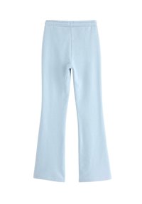 Hellblaue, ausgestellte Hose aus weichem Stoff mit einem elastischen Bund und einer glatten Textur, die ein schlichtes Design ohne Muster aufweist.