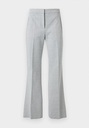 Pantalon gris clair taille haute, taille ajustée avec un motif chevron subtil, pli frontal, poches latérales et jambes légèrement évasées.