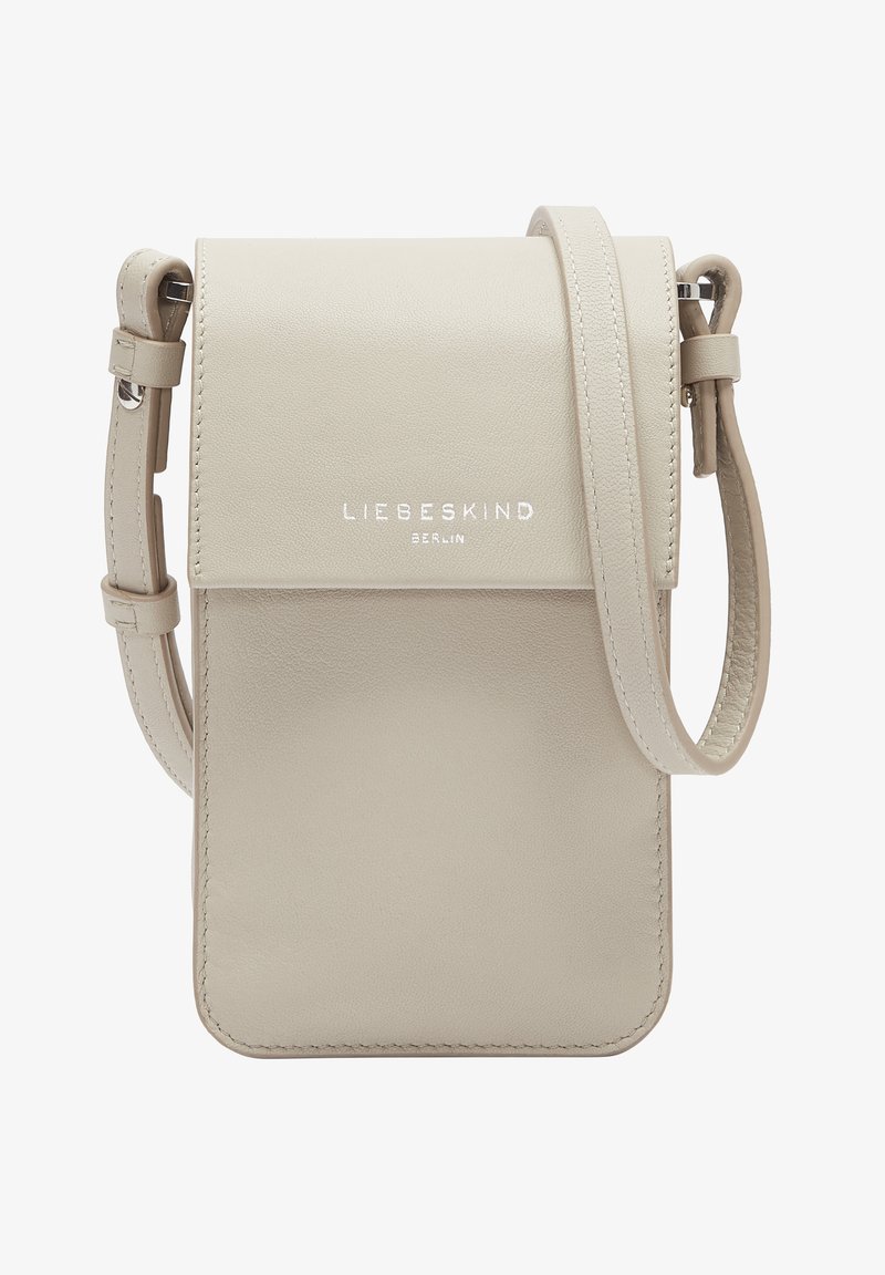 Sac bandoulière en cuir beige avec un rabat pliable, marqué "LIEBESKIND BERLIN" en argent, et une bandoulière ajustable. Texture lisse avec des détails de couture.