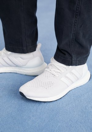 ULTRABOOST - Matalavartiset tennarit - footwear white