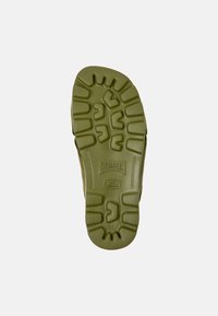 Suola di gomma verde con grip a motivo, con il logo "Camper" e la taglia "38" in rilievo. Il design del battistrada include scanalature e creste.