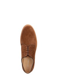 Scarpa oxford in suede marrone con punta rotonda, lacci neri e bordo cucito. L'interno presenta una fodera liscia di colore crema.