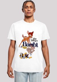 Hvit bomulls t-skjorte med et fargerikt trykk av Bambi og vennene hans, med teksten "Walt Disney's Bambi" i en fet skrift under.