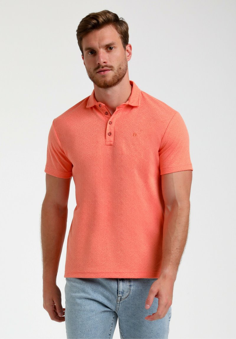 Moška kratkoslezna polo majica iz teksturiranega koralnega blaga, ki ima tri gumbe in majhen logotip na prsih.