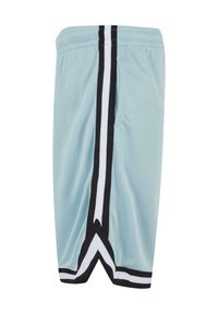 Shorts de basketball en mesh bleu clair avec des bandes verticales noires et blanches sur les côtés et une encoche en forme de V à l'ourlet.