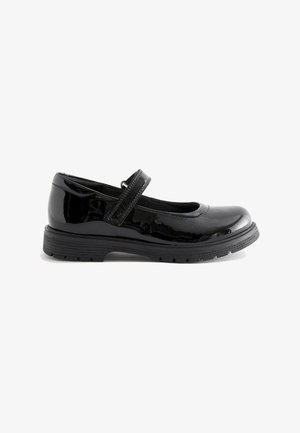 Chaussure en cuir verni noir avec un bout rond et une seule sangle ajustable sur le coup de pied ; semelle en caoutchouc texturé ; design élégant.