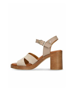 Beige Sandale mit offenen Zehen, Wildleder-Überkreuzriemen, Knöchelriemen mit Schnalle und dickem gestapeltem Holzblockabsatz.