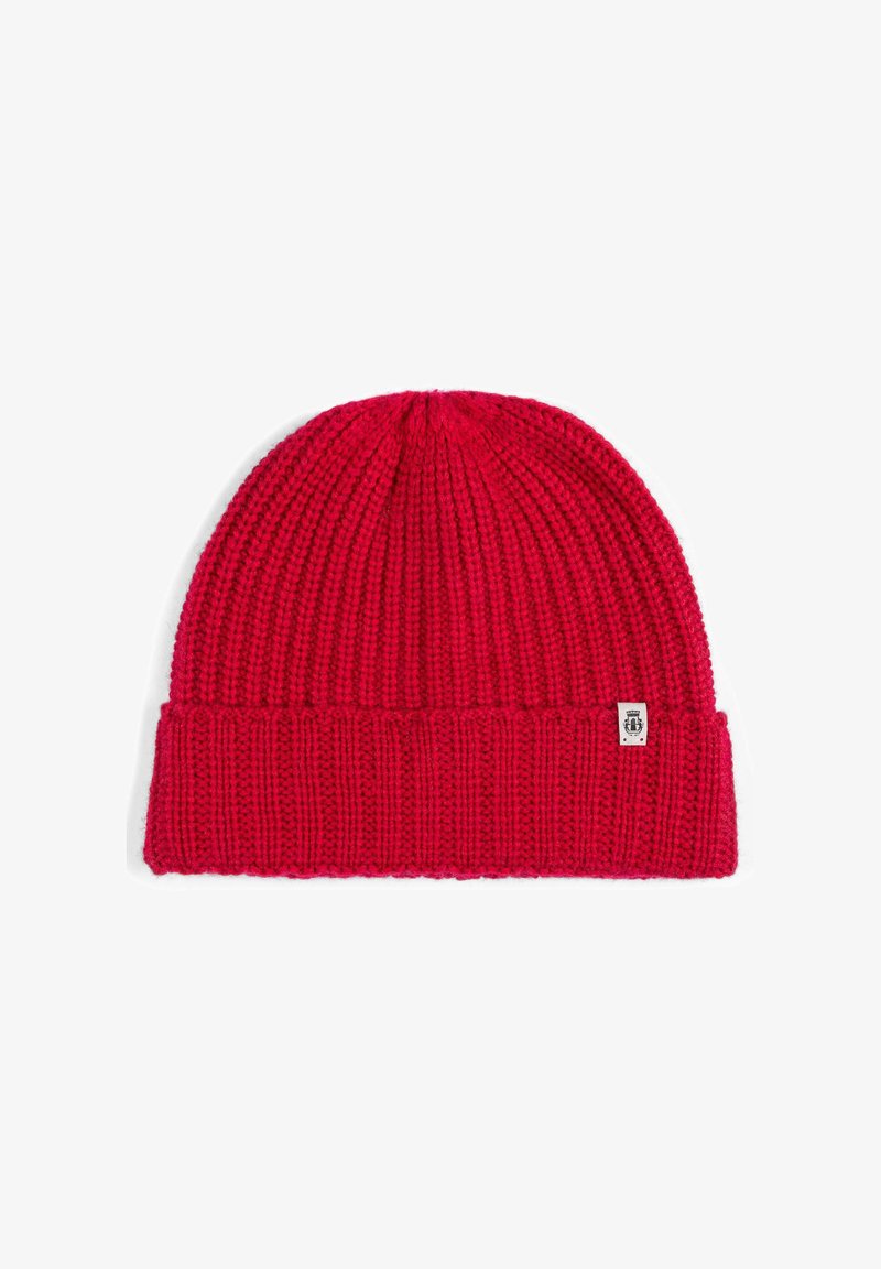Rote gestrickte Mütze mit einem gerippten Design, ausgestattet mit einem umgeschlagenen Bund und einem kleinen Etikett an der Seite. Weiche Textur und warmes Erscheinungsbild.