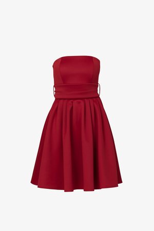 Rode strapless cocktailjurk met getailleerd lijfje, brede tailleband en geplooide uitlopende rok, getoond op een witte achtergrond.